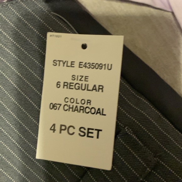 Perry Ellis Portfolio 4-piece suit boys charcoal in color with lilac size 6R - Picture 3 of 5